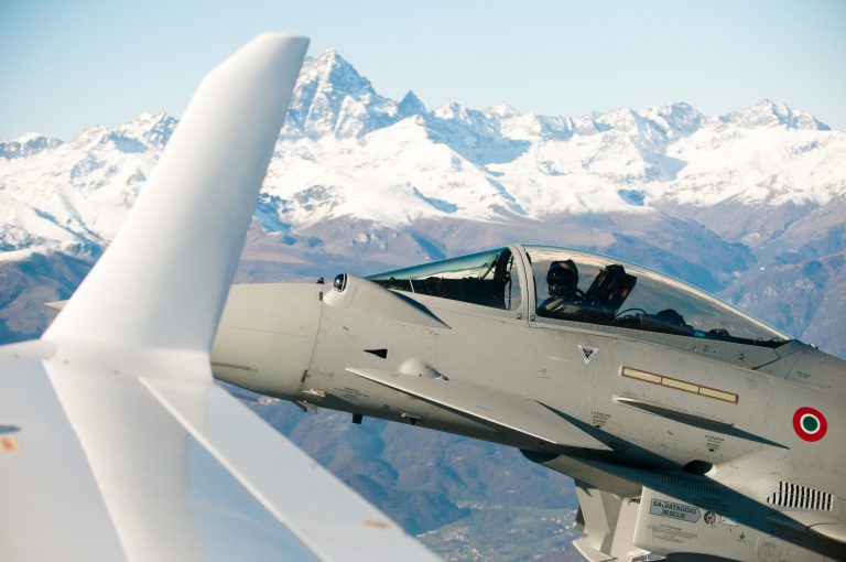 Diamond DA42 della Turin Flying Institute vola in formazione con Eurofighter Typhoon